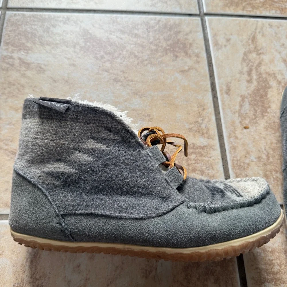 Minnetonka Women's Gray Wool Blend Faux Fur Lined Moccasin Booties Size 9M Aztec